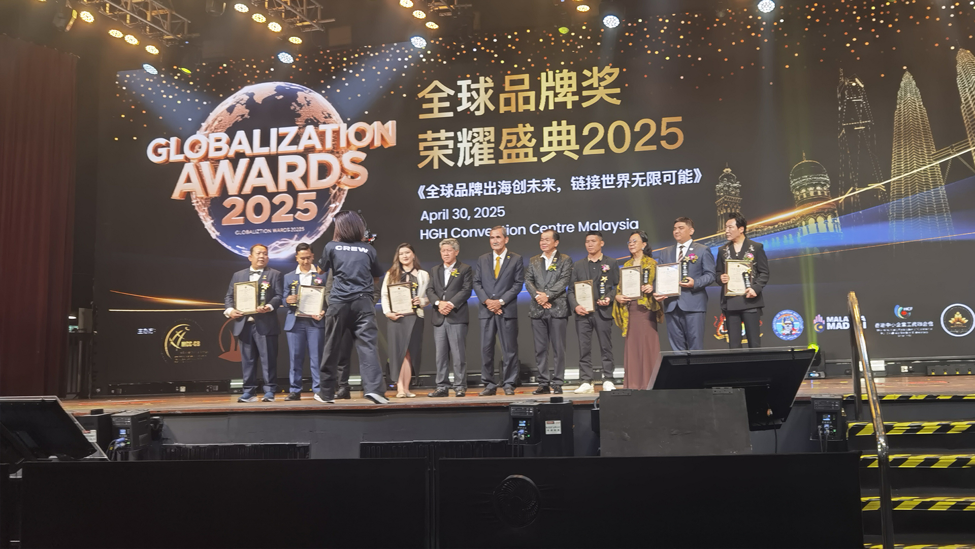 摩斯国际家居荣获2025国际健康睡眠科技金奖 科技睡眠方案闪耀马来西亚荣耀盛典